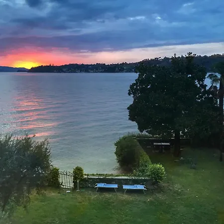 Luxury Lakeside Right On The Water *