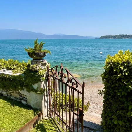 Luxury Lakeside Right On The Water *