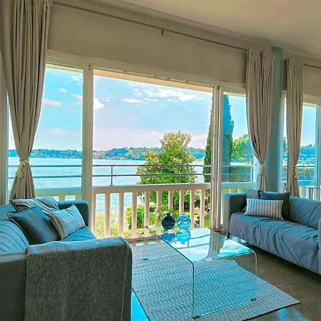 Luxury Lakeside Right On The Water *