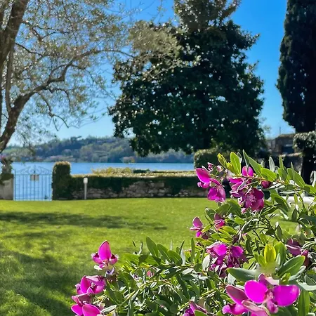 Luxury Lakeside Right On The Water