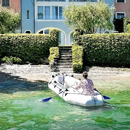 Luxury Lakeside Right On The Water *